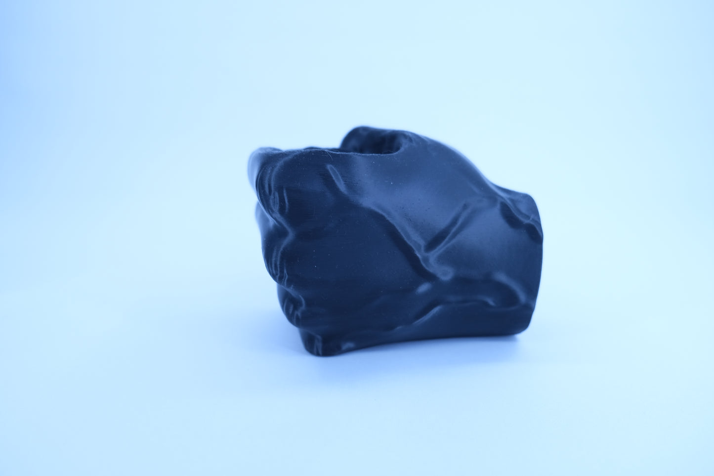 Stifthalter „Faust“ – markantes Schreibtisch-Accessoire