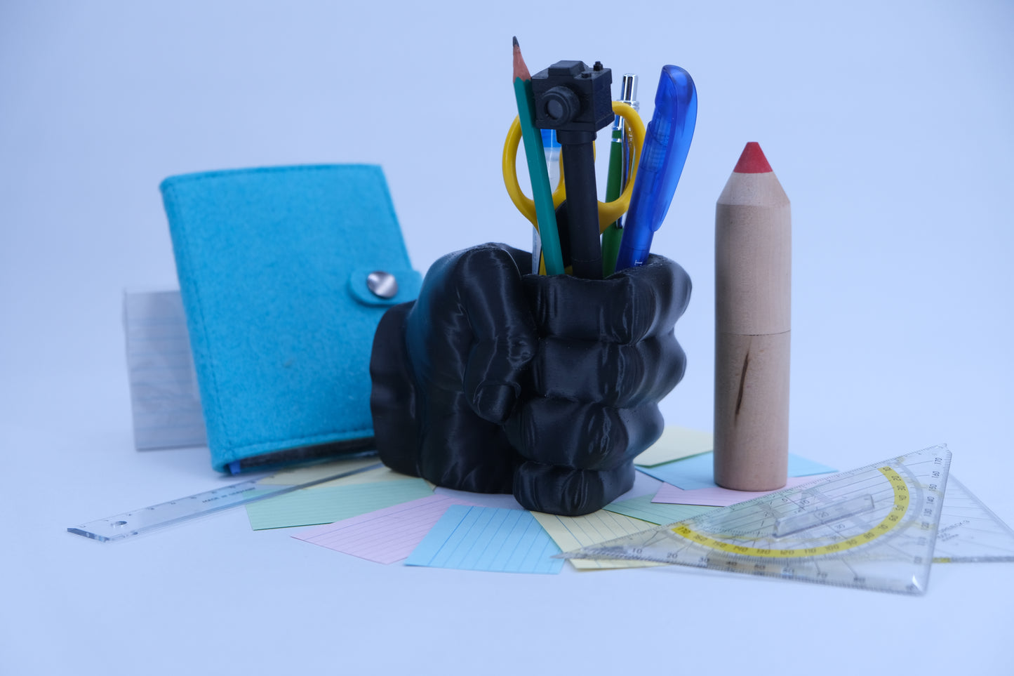 Stifthalter „Faust“ – markantes Schreibtisch-Accessoire