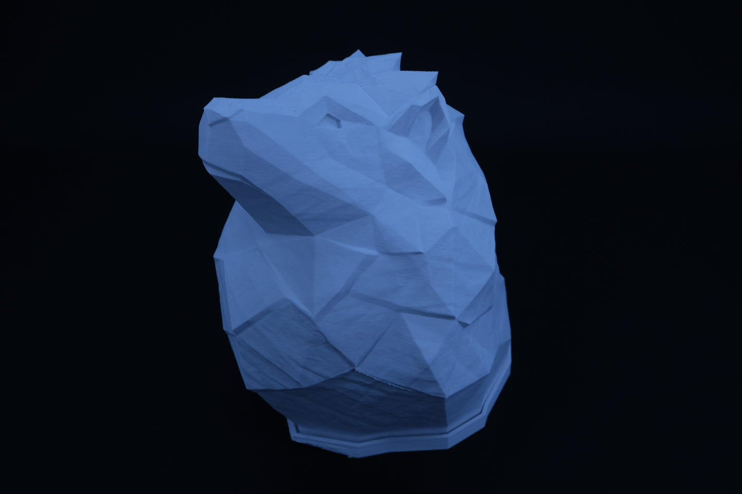 Löwe Lampe – stilvolle Nachttischlampe mit LED-Funktion