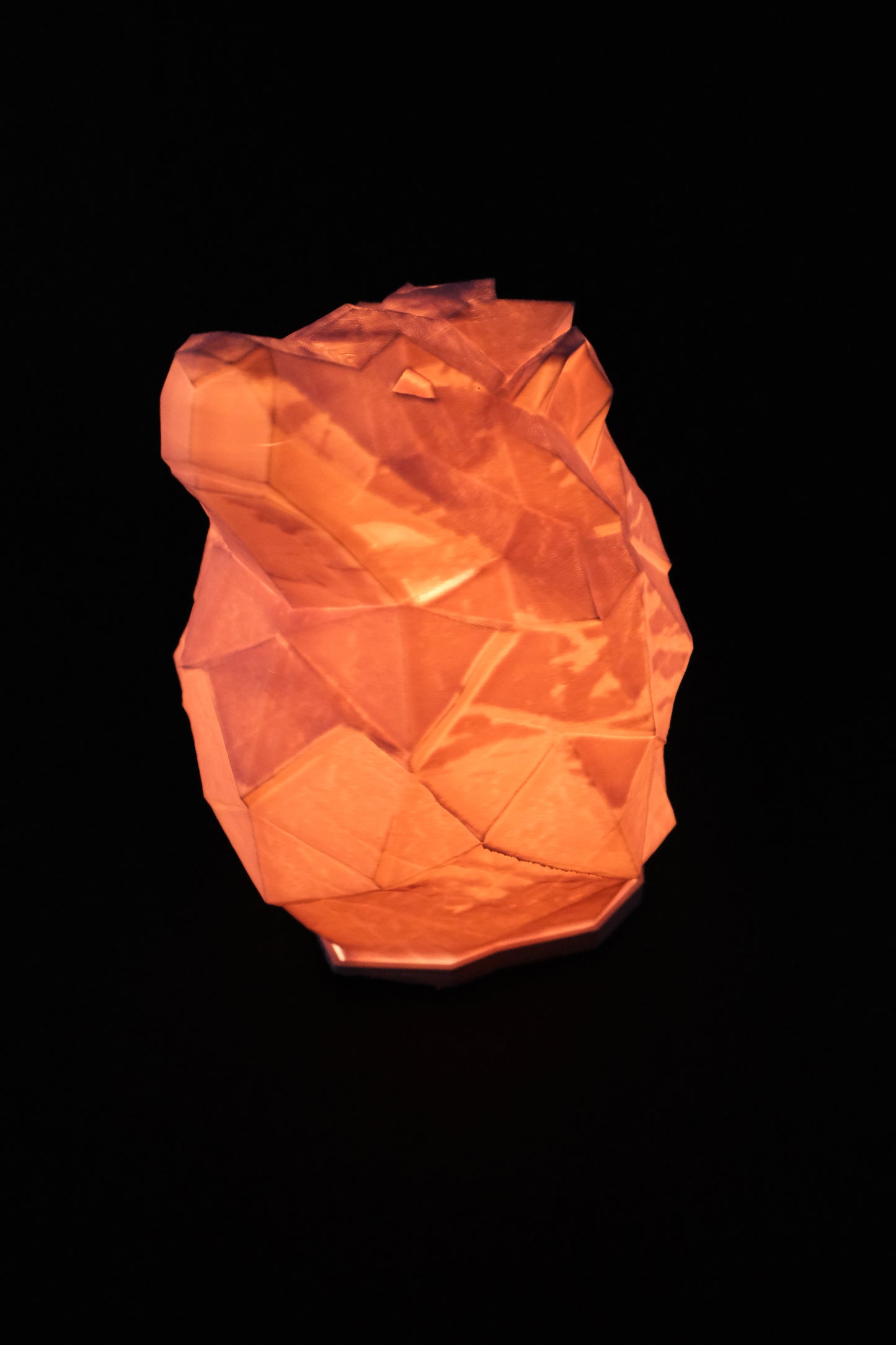 Löwe Lampe – stilvolle Nachttischlampe mit LED-Funktion