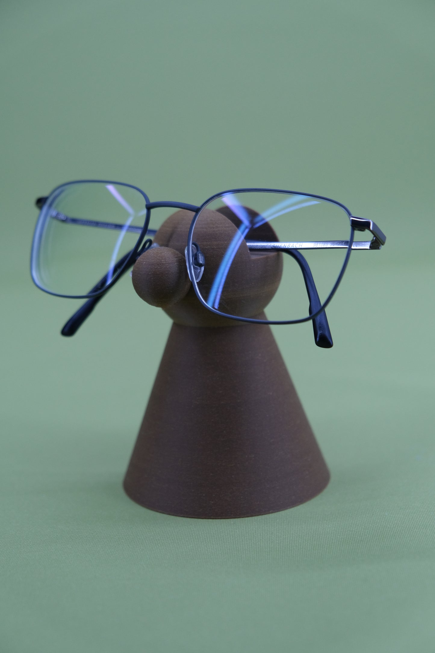 Brillenhalter „Kegelwicht“ – verwunschener Brillenständer