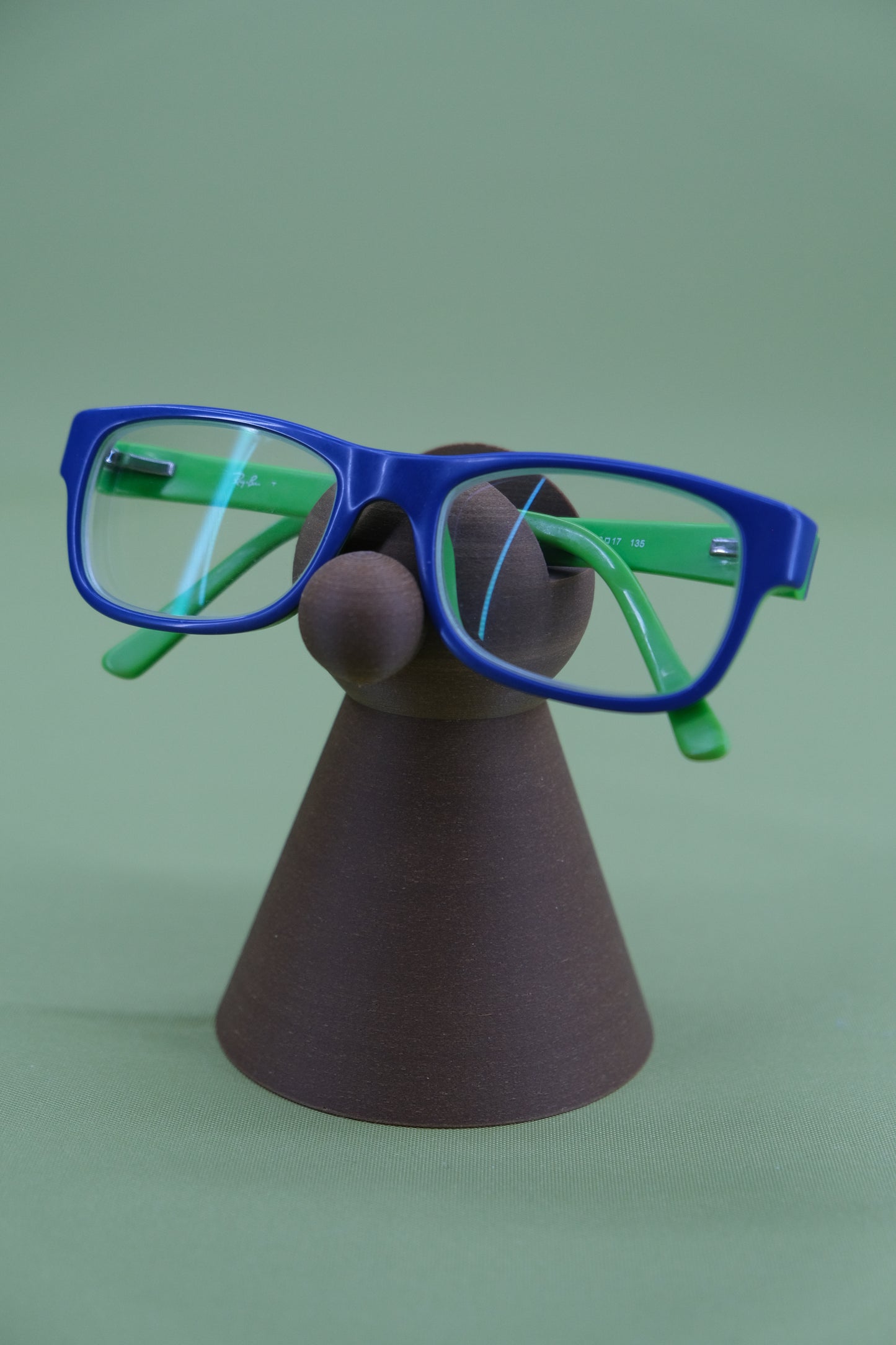 Brillenhalter „Kegelwicht“ – verwunschener Brillenständer