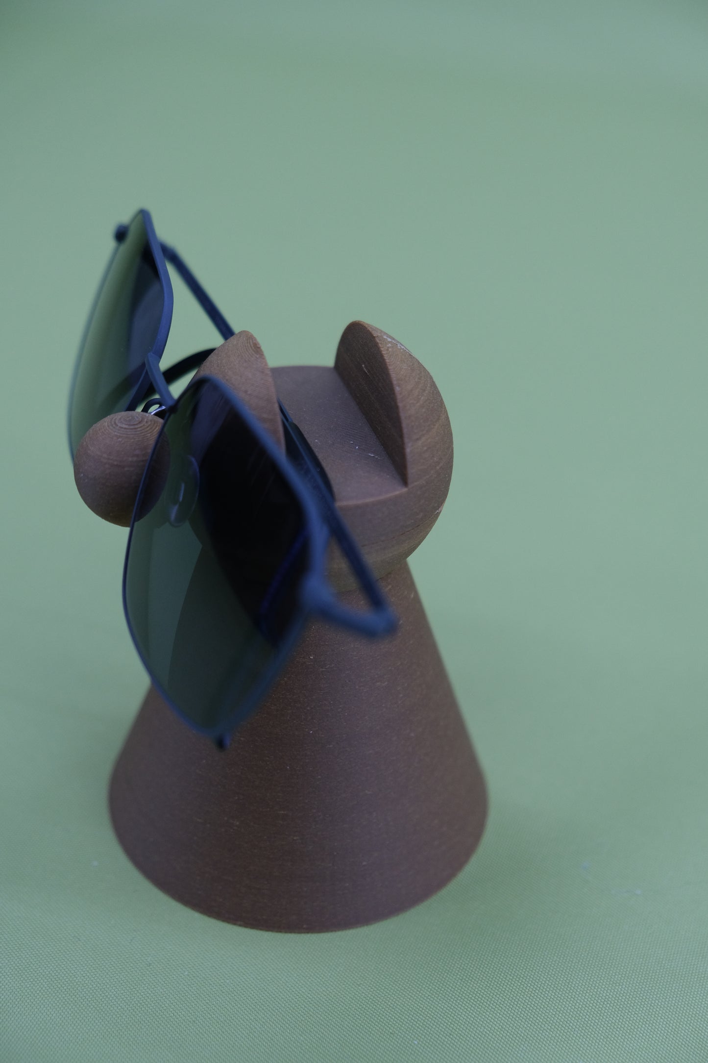 Brillenhalter „Kegelwicht“ – verwunschener Brillenständer